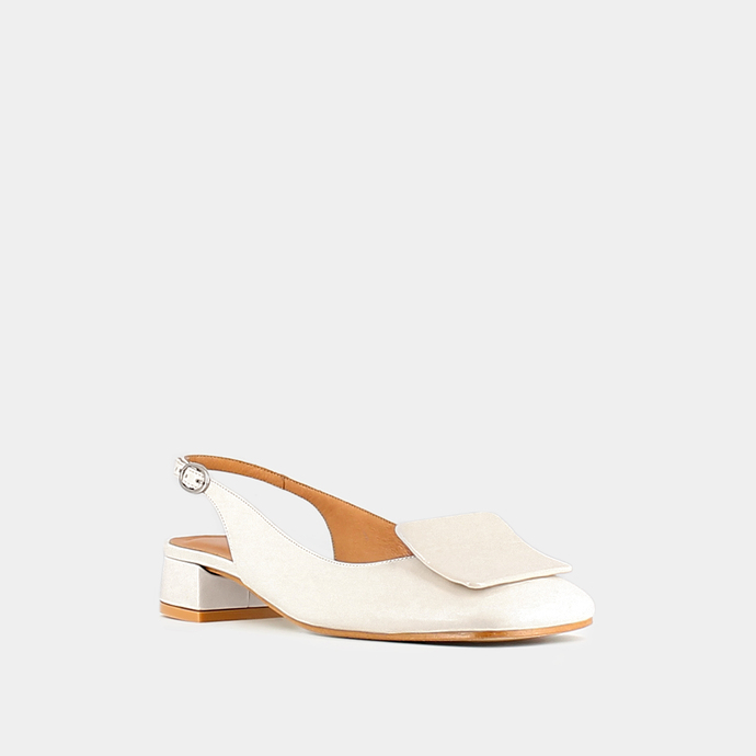 Ballerines slingback à bouts carrés  en vernis plissé écru
