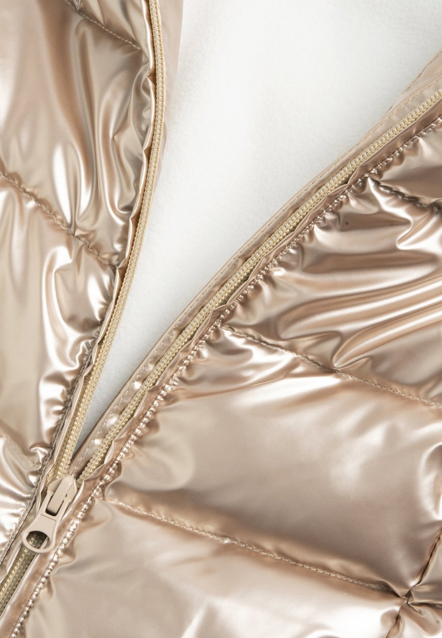 Langer Mantel mit glänzendem Goldeffekt