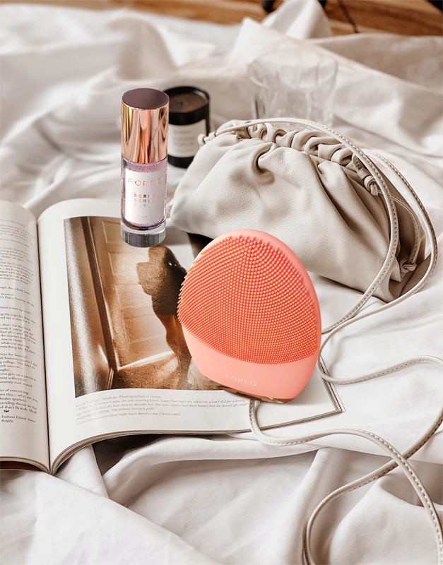 FOREO LUNA™4 sejas tīrīšanas un nostiprināšanas masāžas ierīce