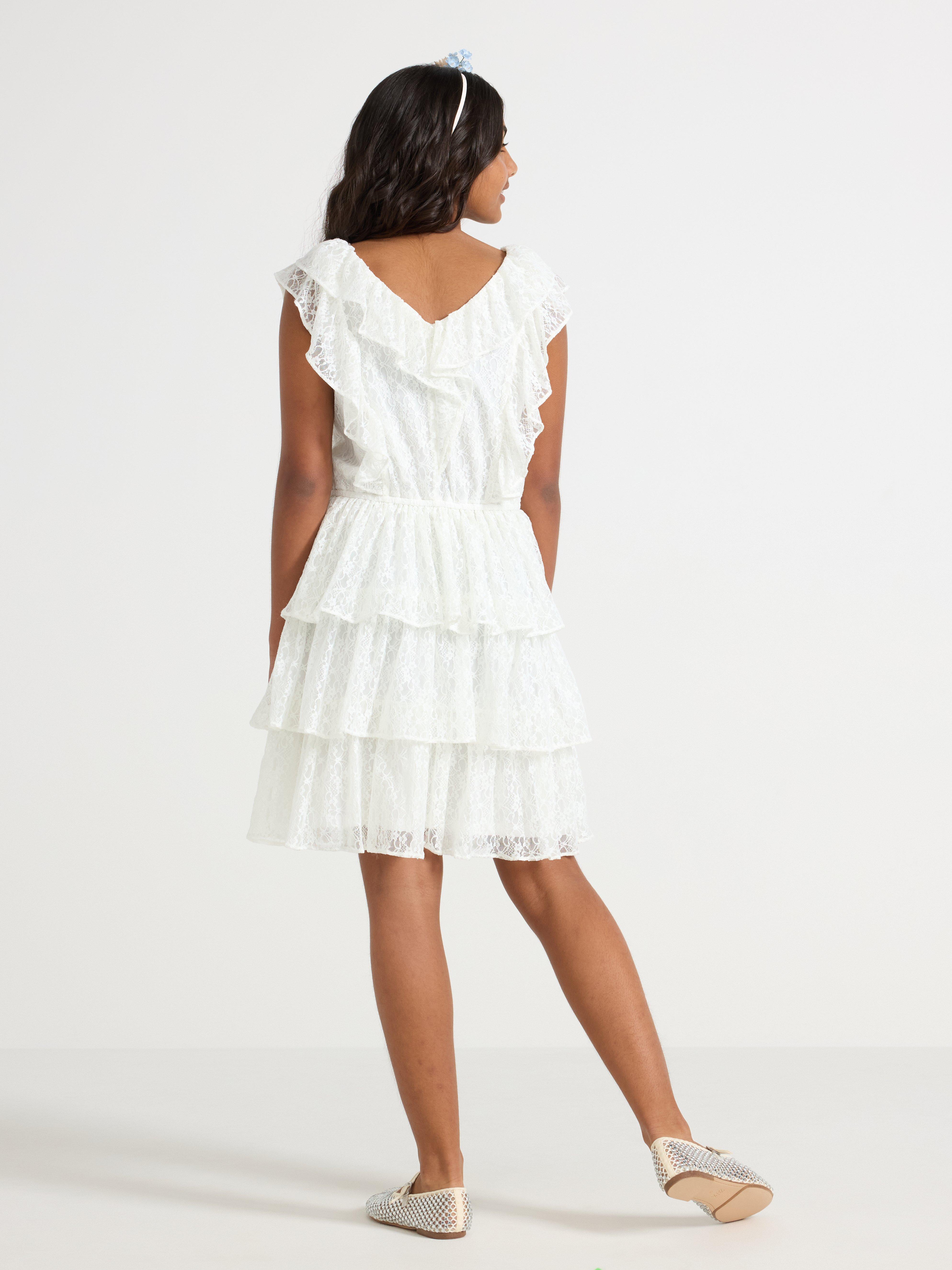 Vestido de renda com babados, cor off-white.