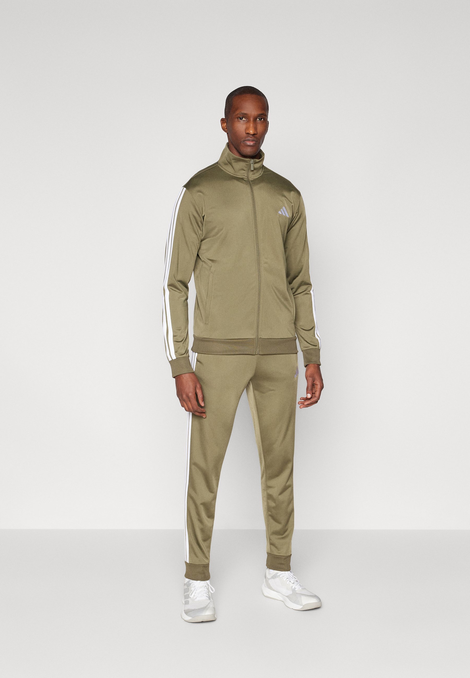 Ensemble adidas Sportswear - Survêtement - vert olive/blanc