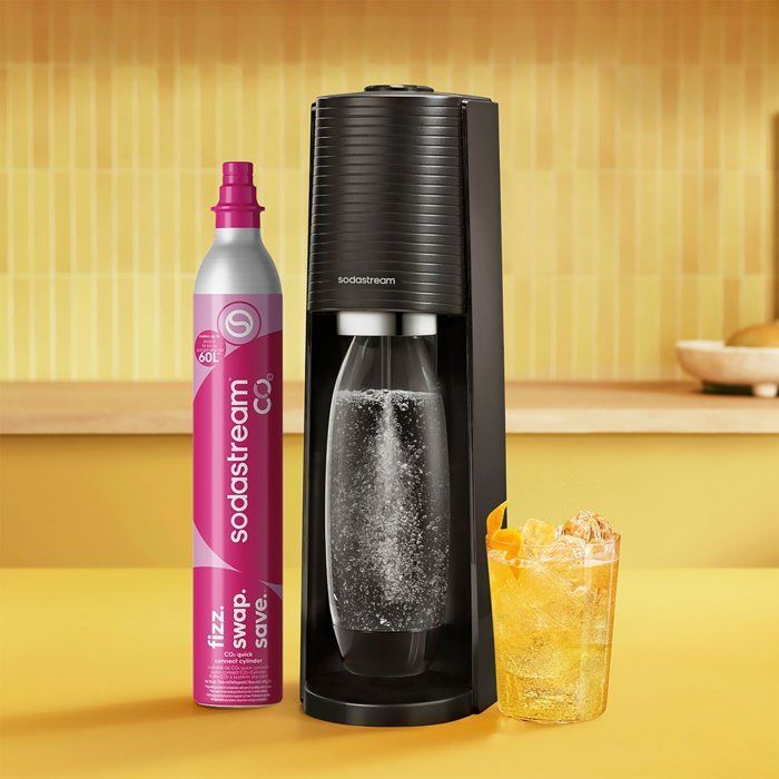 SODASTREAM Soda- und Sprudelwasserbereiter – TERRA Schwarz – 2 spülmaschinenfeste Flaschen – 1 x 60-Liter-Gaskartusche