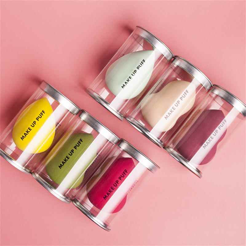 Éponges à maquillage de différentes tailles, utilisables sèches ou humides, pour fond de teint, poudre et blush, avec boîte de rangement.
