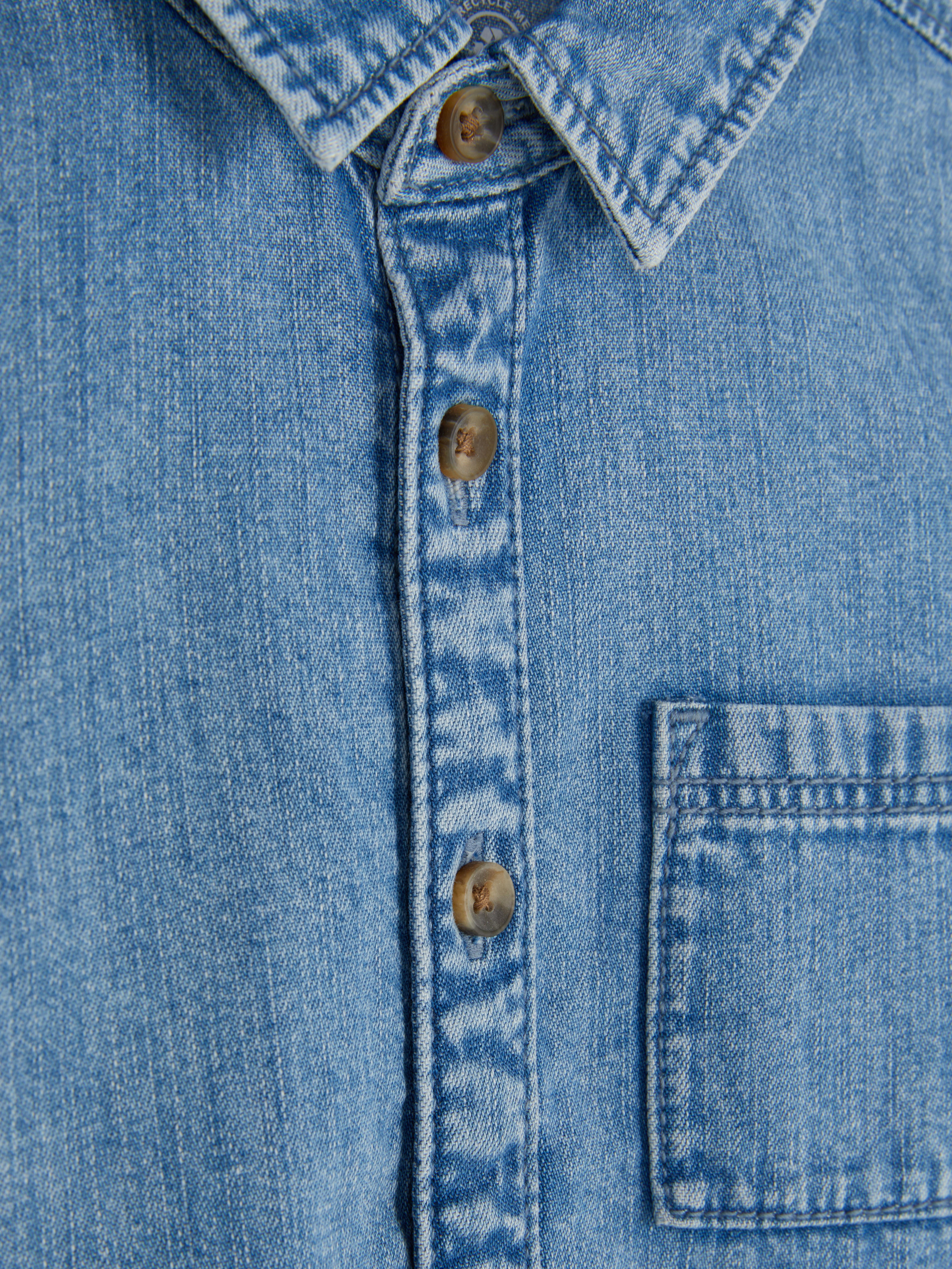 Cămașă din denim cu mânecă lungă. Această cămașă simplă din denim nu este simplă, dar este genială.