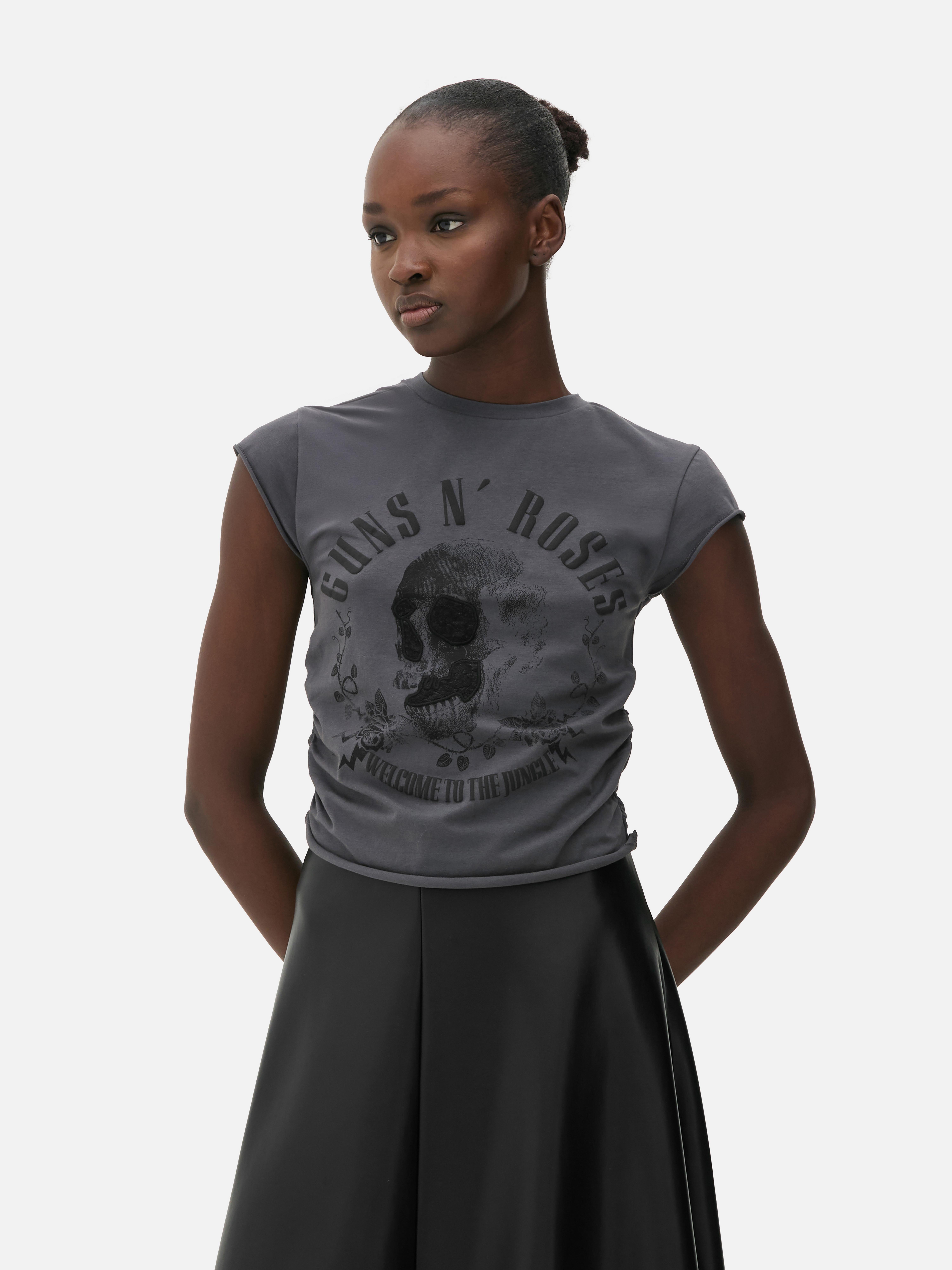 Tricou Guns N' Roses cu volane și imprimeu. Un tricou Guns N' Roses cu mâneci scurte, volane și imprimeu.