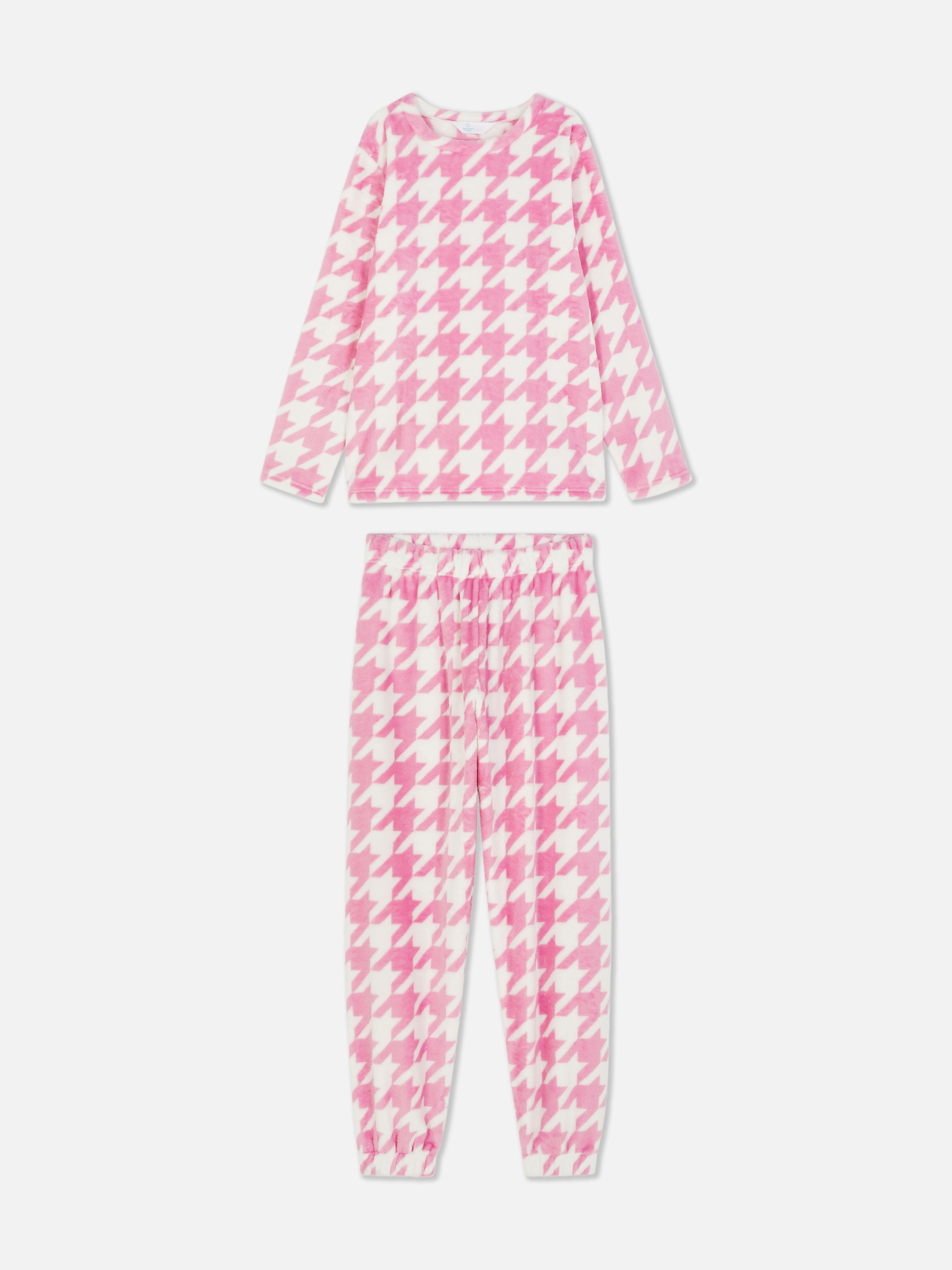 Pijamale moi din fleece cu model și mâneci lungi. Aceste pijamale cu model picior de cocoș, cu bluză cu mânecă lungă și pantaloni asortați, sunt minunat de moi.