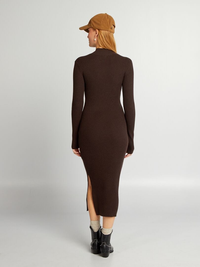 Geribbelde midi-jurk met hoge hals - BRUIN