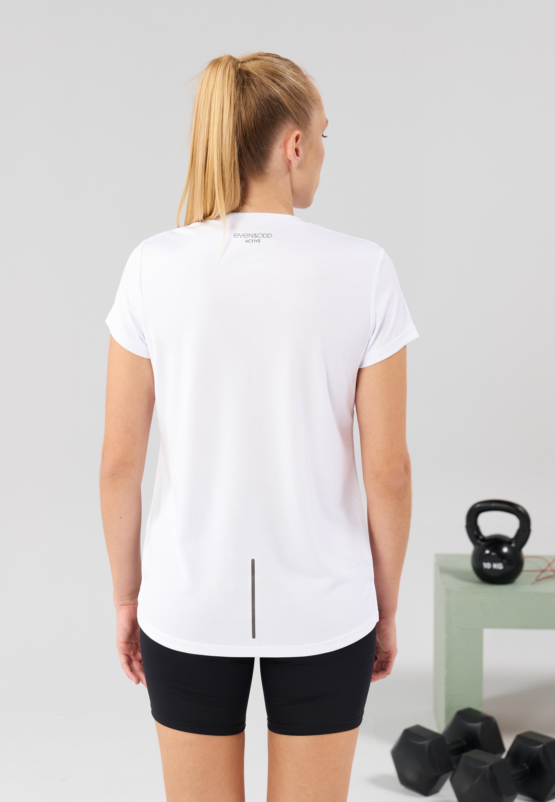 Even&Odd active ESSENTIAL RÖVID UJJÚ SPORTPÓLÓ FÉNYVISSZAVERŐ CSÍKOKKAL - Basic póló - fehér