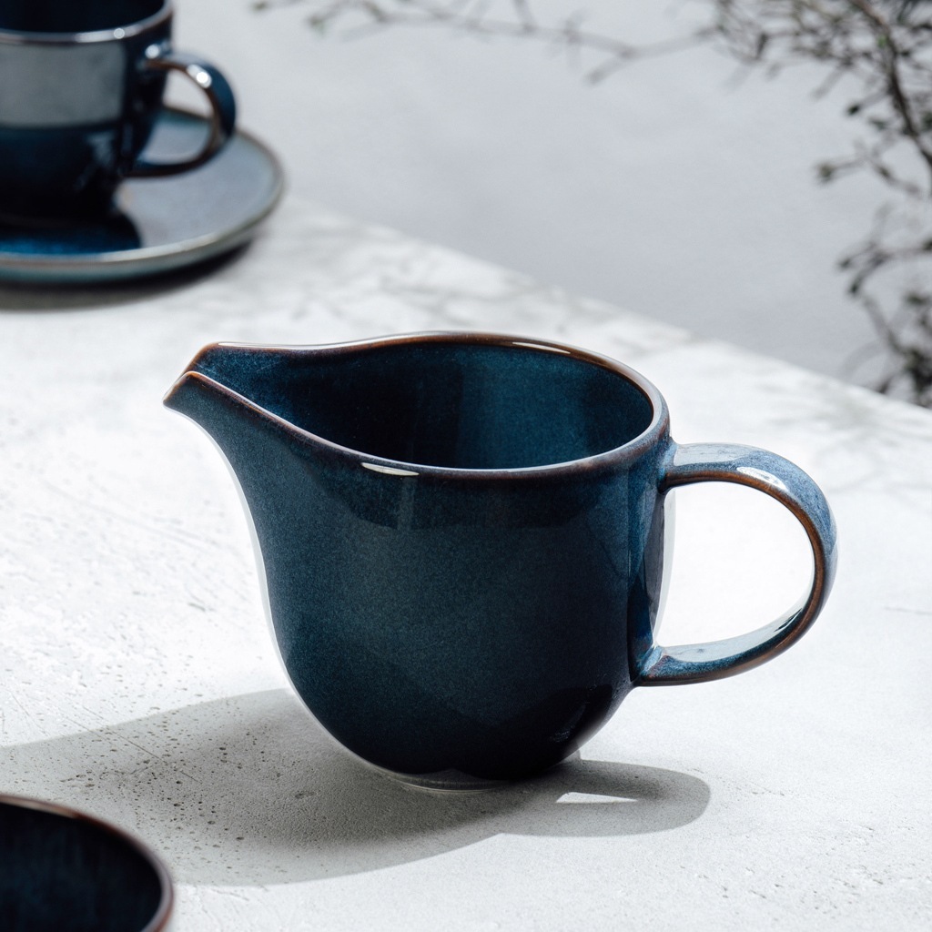 Na primjer, „Krug Milk Jug“ tvrtke Villeroy & Boch izrađen od ručno izrađenog trapera – 1 komad