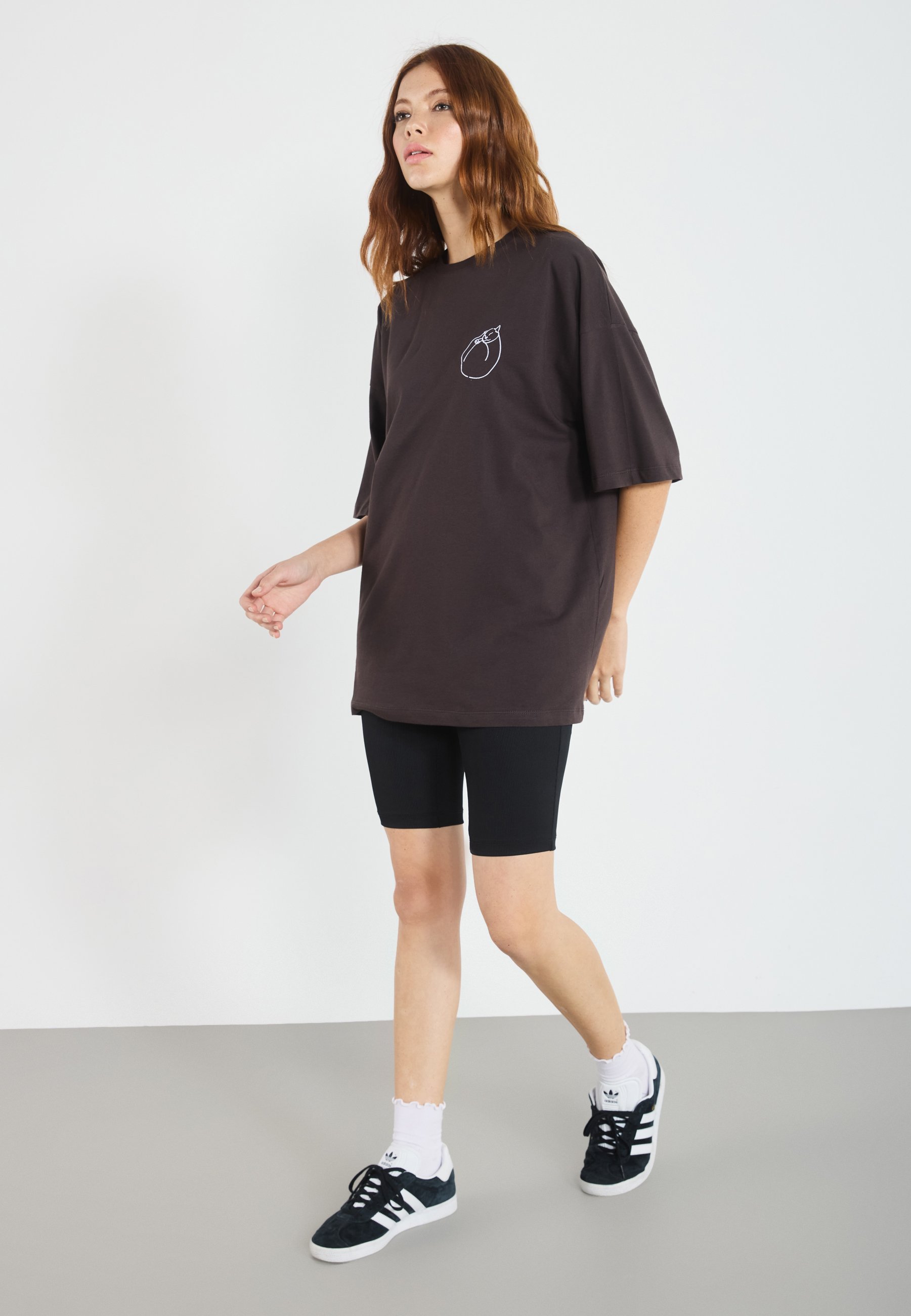 T-shirt imprimé à motif chat pair et impair - marron foncé