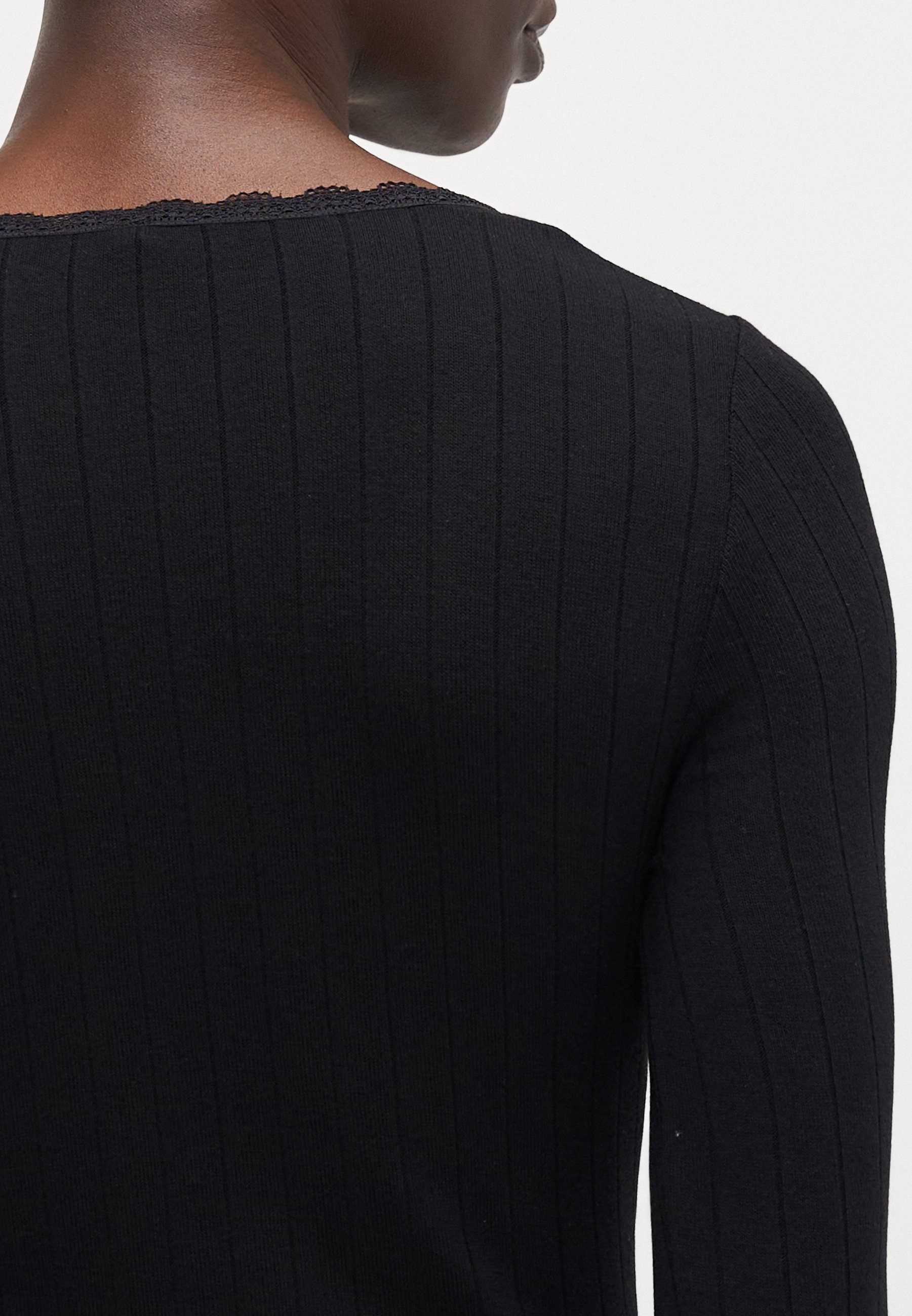 ONLY Tall ONLLAIKA U-hals top met lange mouwen - zwart