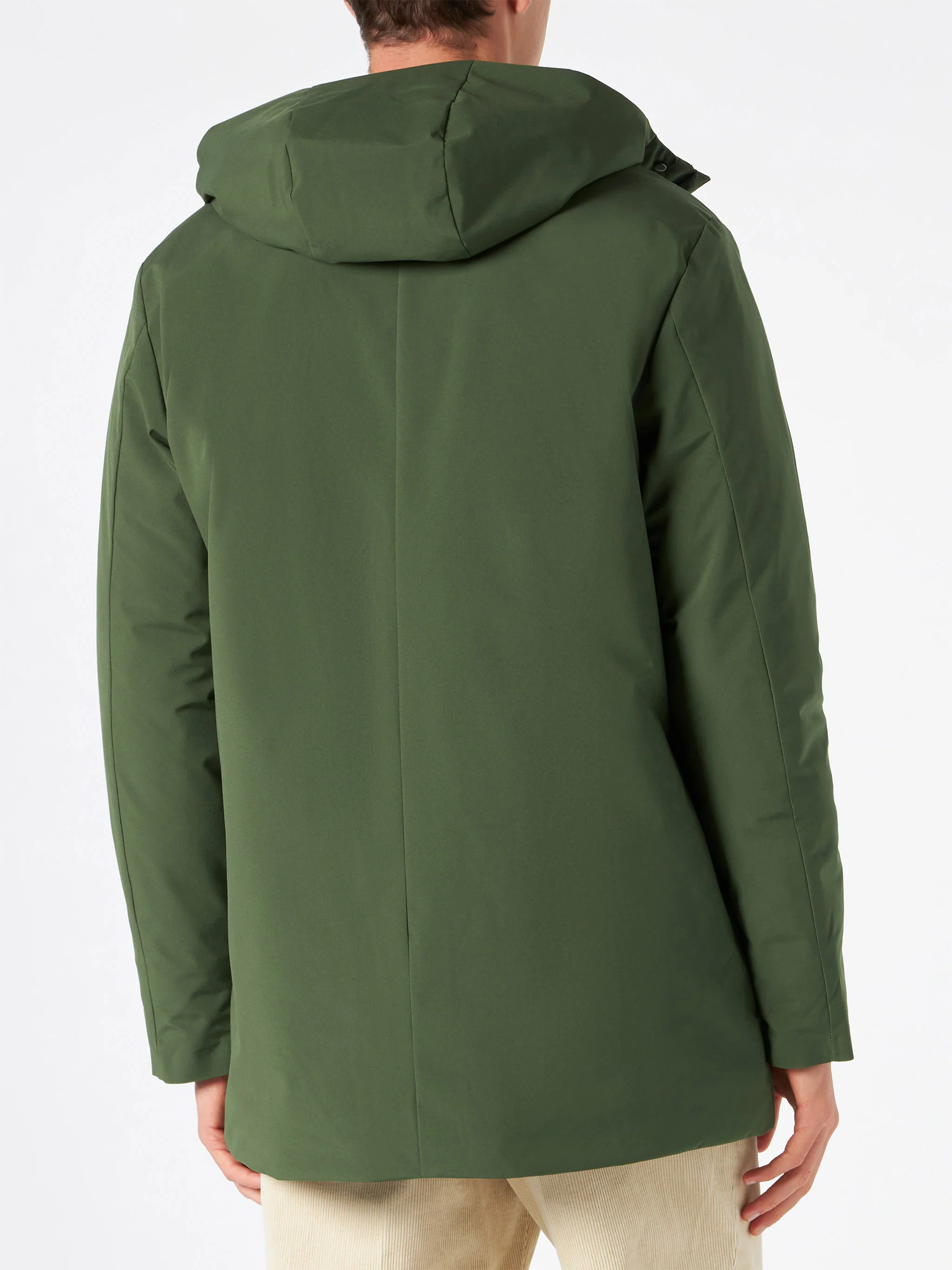 Parka de hombre con capucha y estampado de bandana en color verde militar.